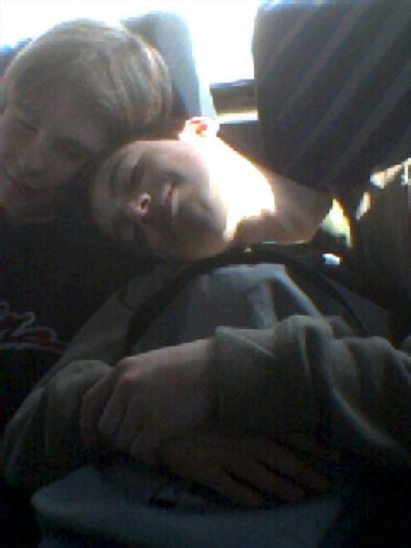 il sont si mignon tous les deux de vrai amour(l'un envers l'autre)lol